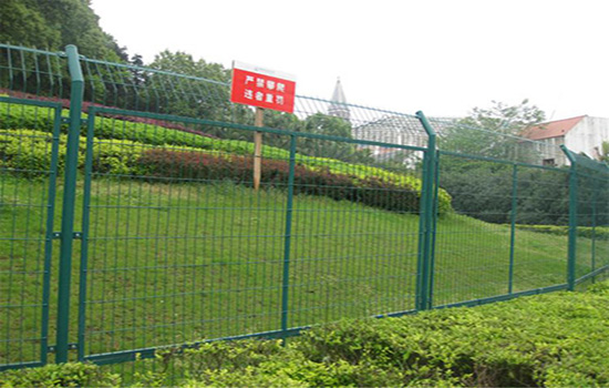 防翻越<a href=http://m.sweetlakecakes.com target=_blank class=infotextkey>圍欄</a>