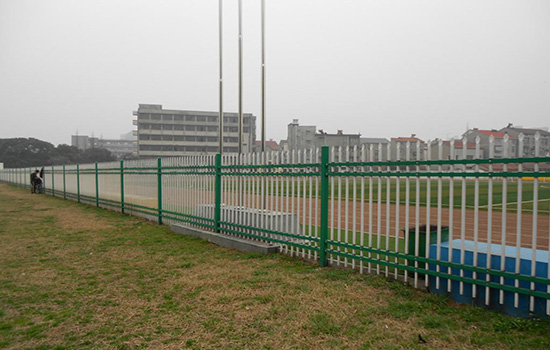 操場(chǎng)<a href=http://m.sweetlakecakes.com target=_blank class=infotextkey>護(hù)欄</a>