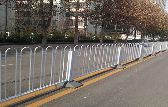 道路馬路<a href=http://m.sweetlakecakes.com target=_blank class=infotextkey>護(hù)欄</a>