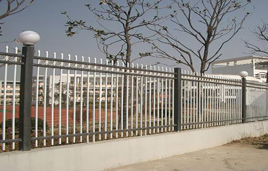 鋅鋼圍欄<a href=http://m.sweetlakecakes.com target=_blank class=infotextkey>護(hù)欄</a>