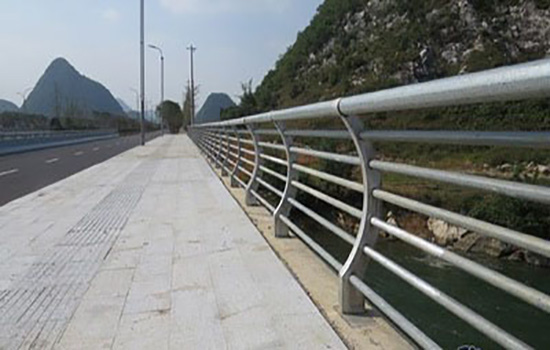 公路隔離<a href=http://m.sweetlakecakes.com target=_blank class=infotextkey>護(hù)欄</a>
