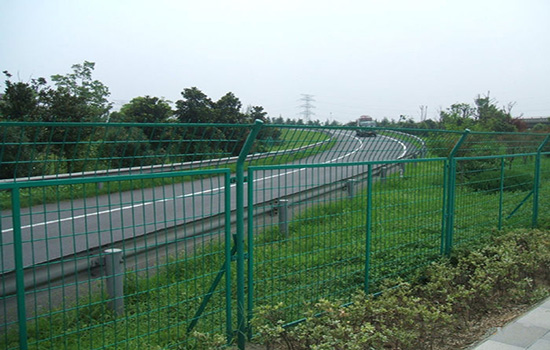 公路<a href=http://m.sweetlakecakes.com target=_blank class=infotextkey><a href=http://m.sweetlakecakes.com target=_blank class=infotextkey>圍欄</a>網(wǎng)</a>