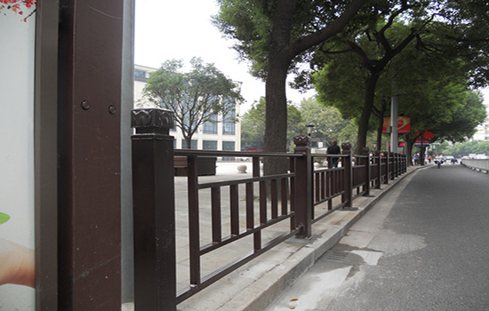人行道隔離<a href=http://m.sweetlakecakes.com target=_blank class=infotextkey>護(hù)欄</a>