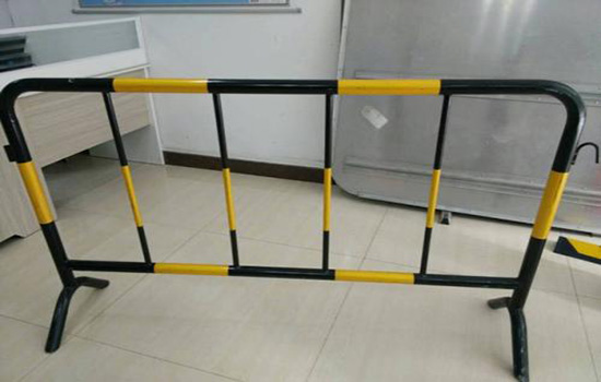 黃黑鐵馬<a href=http://m.sweetlakecakes.com target=_blank class=infotextkey>護(hù)欄</a>