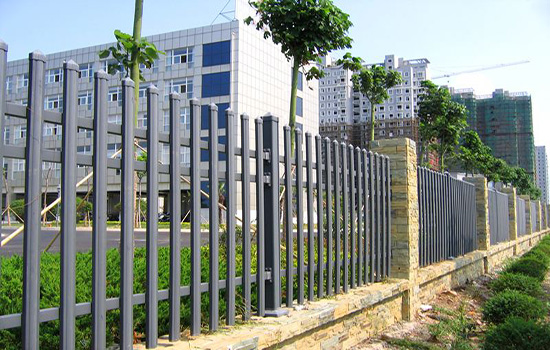 廠區(qū)圍墻<a href=http://m.sweetlakecakes.com target=_blank class=infotextkey>護(hù)欄</a>