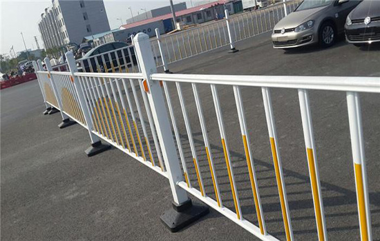 機(jī)非隔離<a href=http://m.sweetlakecakes.com target=_blank class=infotextkey>護(hù)欄</a>