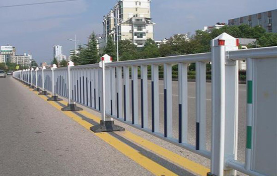 小區(qū)道路<a href=http://m.sweetlakecakes.com target=_blank class=infotextkey>護(hù)欄</a>