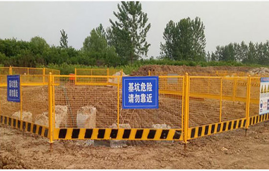 工地<a href=http://m.sweetlakecakes.com target=_blank class=infotextkey>護(hù)欄</a>