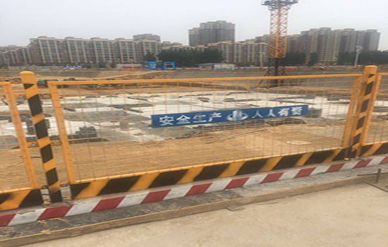 施工現(xiàn)場<a href=http://m.sweetlakecakes.com target=_blank class=infotextkey>圍欄</a>
