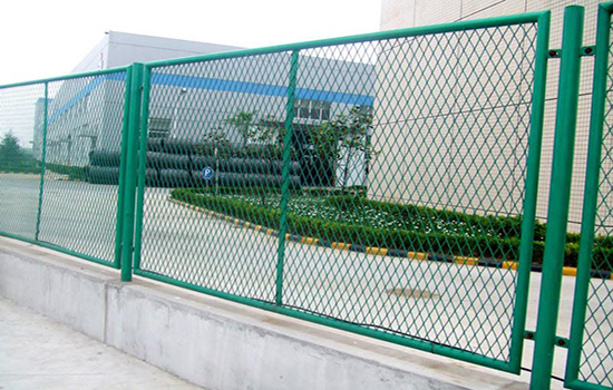 鋼板網(wǎng)<a href=http://m.sweetlakecakes.com target=_blank class=infotextkey>護(hù)欄</a>