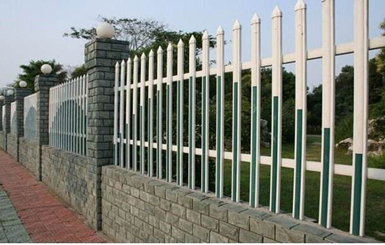 圍墻<a href=http://m.sweetlakecakes.com target=_blank class=infotextkey>護(hù)欄</a>價(jià)格